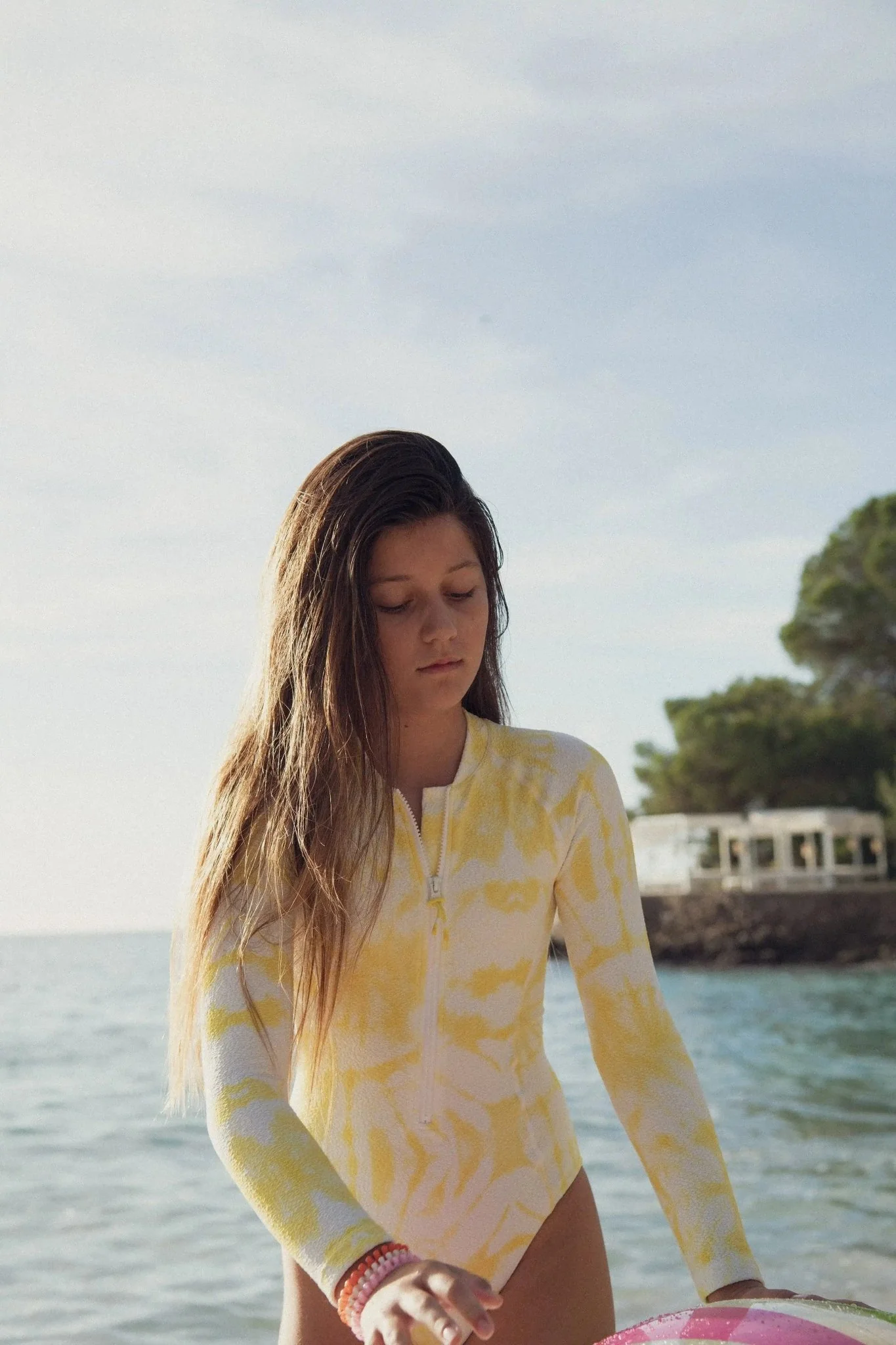 Maillot de bain manches longues anti UV fille, tie dye jaune | COMBI TAHAA - Image 3